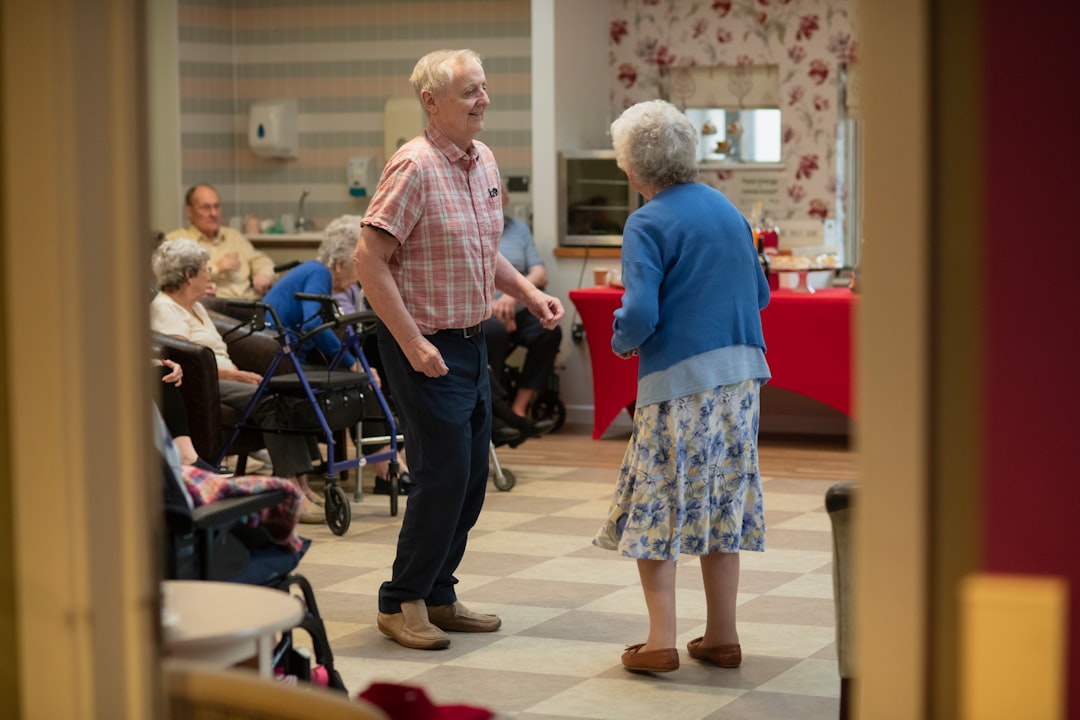 elderly-couple-dancing-in-a-community-hall-dpezdovrz-k
